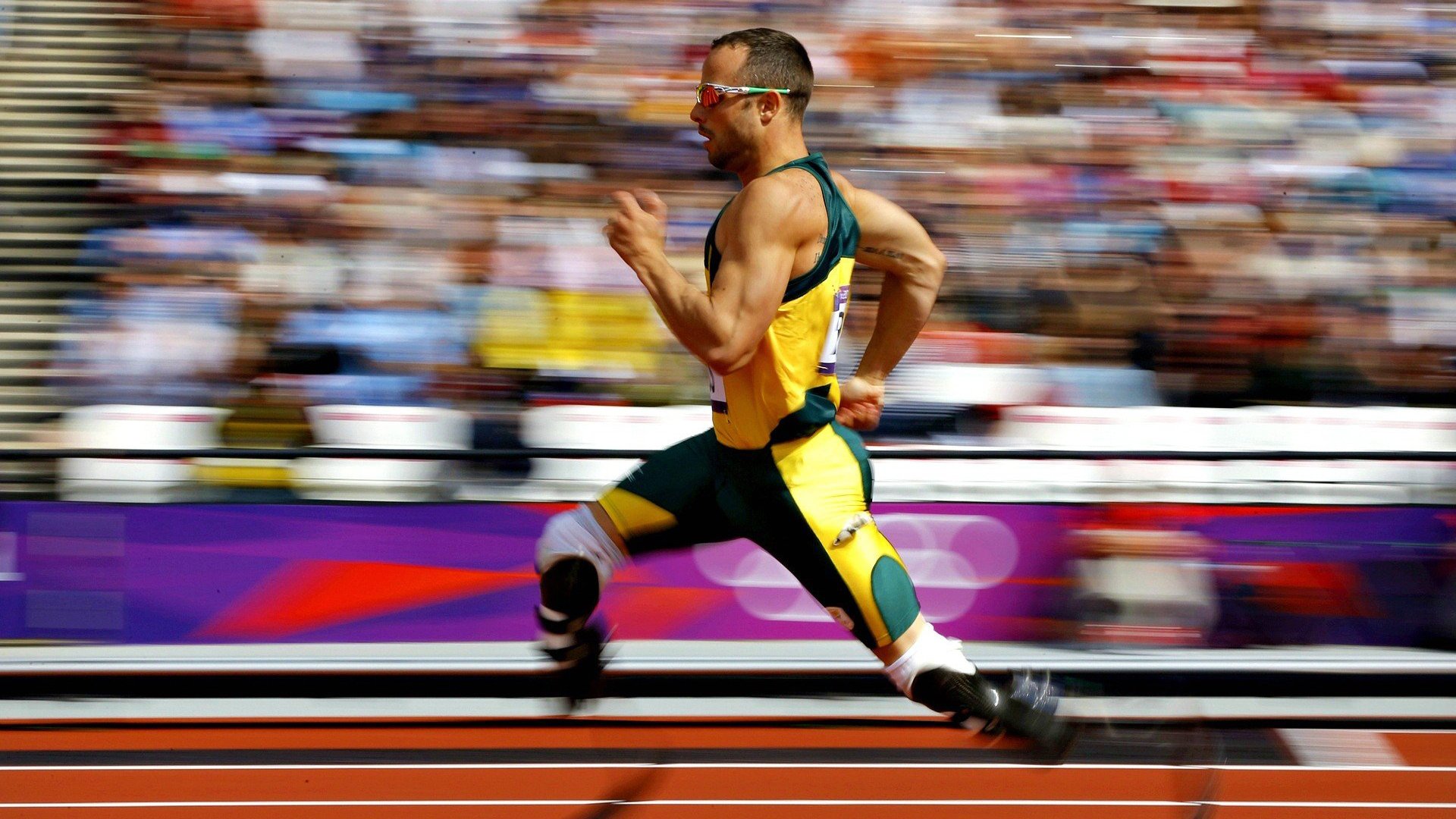 男子中长距离稳步前行,中长距离跑的动作要领